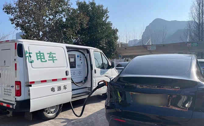 东兴汽车搭电